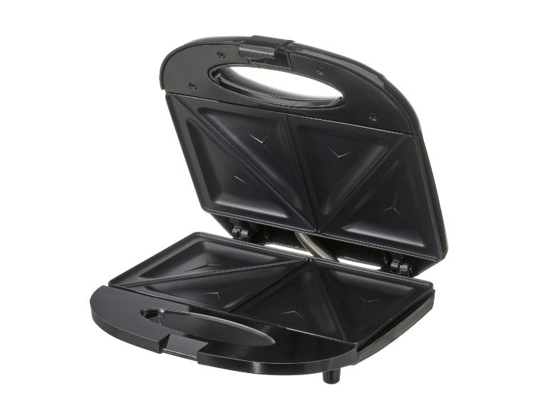 Černý toustovač na trojúhelníkové toasty.