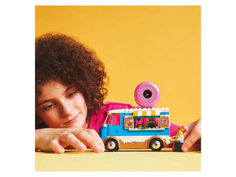 Dítě si hraje se sadou LEGO Friends donutového food trucku.