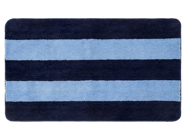 Modrá a tmavě modrá koupelnová rohož s pruhy.