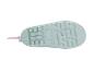 Podrážka světle modré dětské holínky s vzorovaným běhounem.