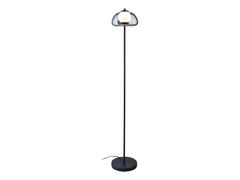 Černá stojací lampa se šedým stínítkem.