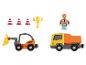 Sada stavebních hraček s bagrem, sklápěcím nákladním autem, figurkou dělníka a dalšími doplňky.