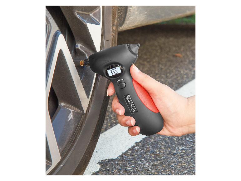Digitální měřič tlaku v pneumatikách ULTIMATE SPEED ukazuje 33,5 PSI.