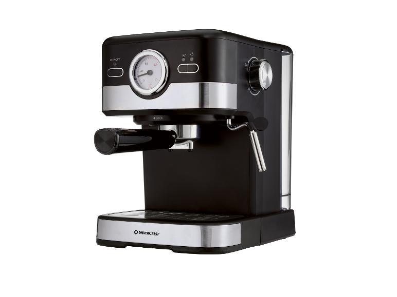 Černý a stříbrný kávovar na espresso s manometrem a parním knoflíkem.
