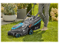 Elektrická sekačka na trávu Gardena v provozu.