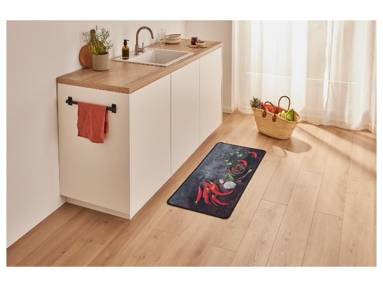 Kuchyňská rohož s motivem červených chilli papriček a koření.