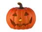Vyřezávaná halloweenská dýně se zapálenou svíčkou uvnitř.