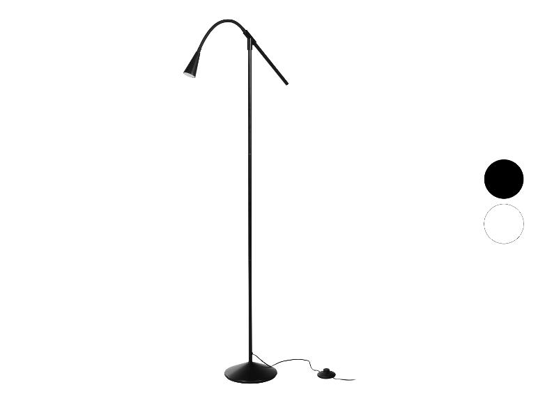 Černá stojací lampa se zakřiveným ramenem a kulatou základnou