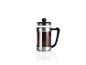 Stříbrný french press s připravenou kávou.