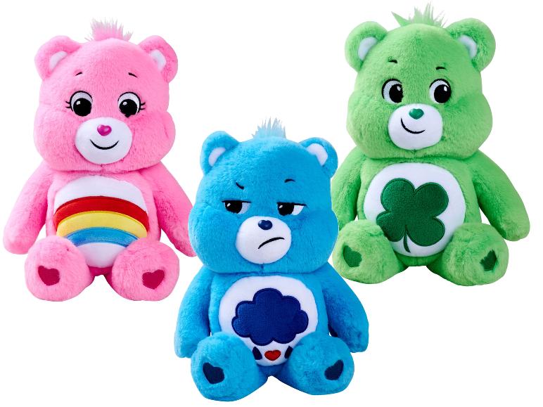 Tři plyšové hračky Care Bears: růžová, modrá a zelená, s výraznými břišními znaky.