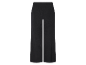 Široké černé kalhoty.