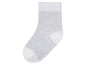 Bílá ponožka s šedými pruhy.