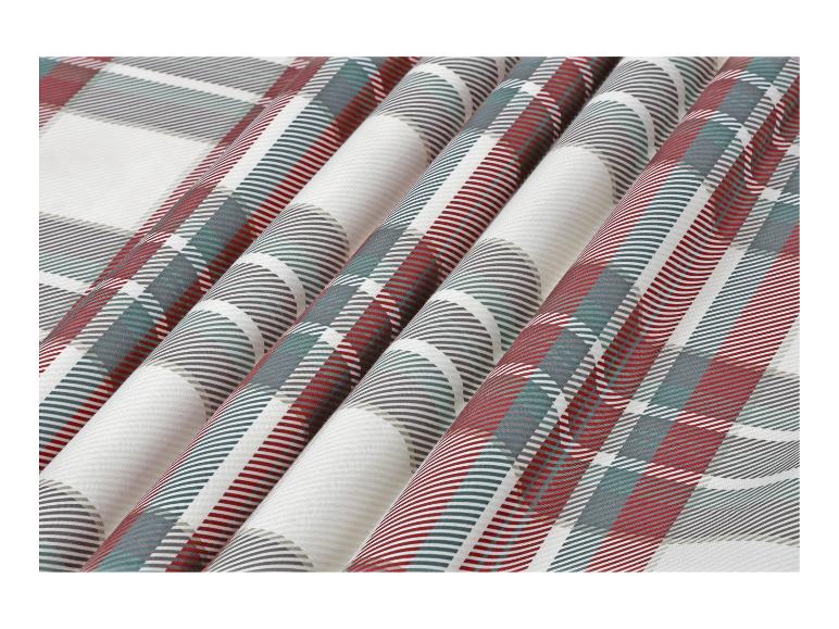 Červená, zelená a bílá kostkovaná látka složená do rolí.