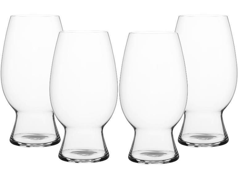 Tři průhledné sklenice na pivo.