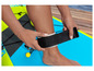 Osoby si dává černý pásek na kotník na nafukovací paddleboard.