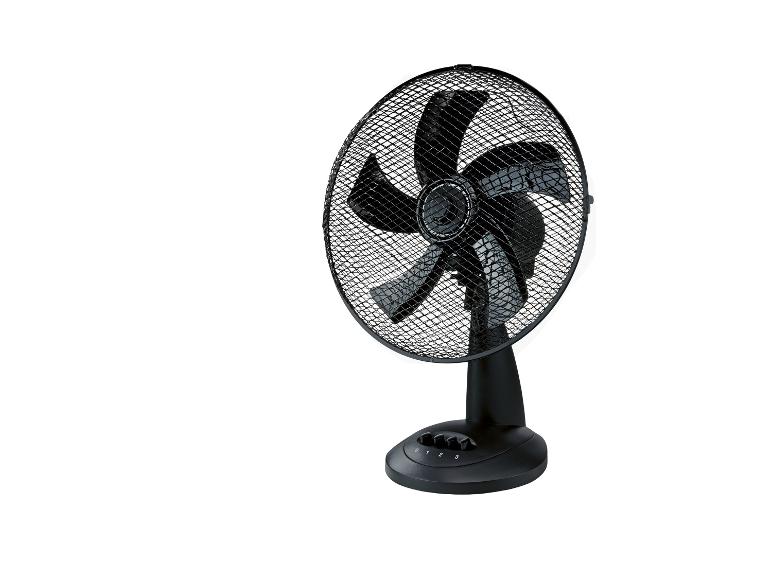 Černý stolní ventilátor s ochrannou mřížkou a tlačítky pro ovládání rychlosti