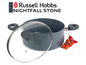 Šedý hrnec Russell Hobbs s víkem, vhodný pro vaření.