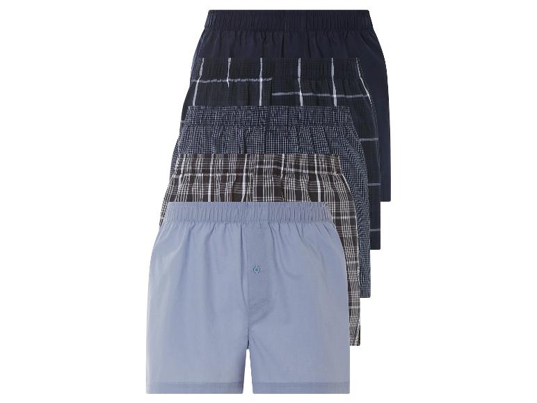 Hromádka boxerů v různých barvách a vzorech