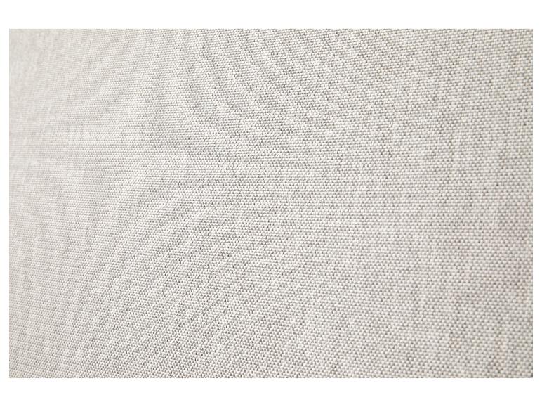 Detail světle šedé látky s viditelnou texturou