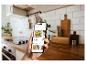 Ruka držící smartphone zobrazující aplikaci s recepty v moderní kuchyni.