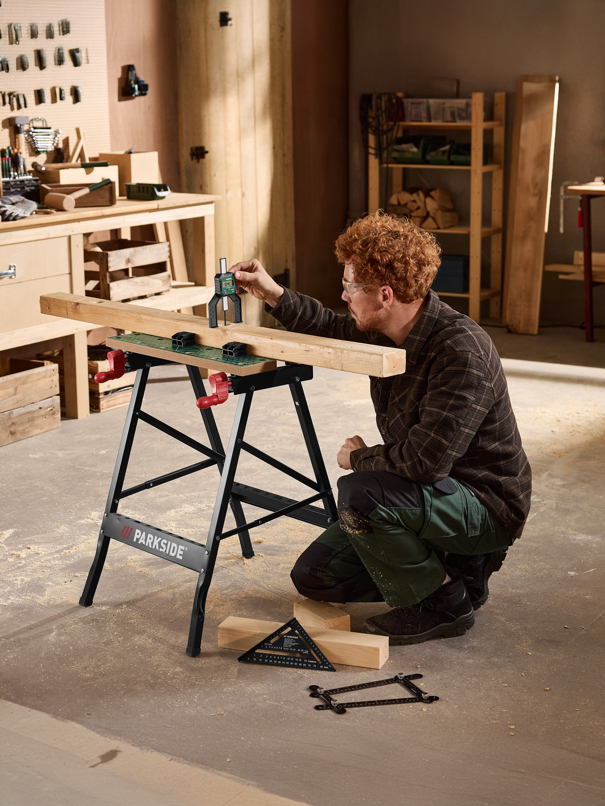 Muž měří dřevo na černém pracovním stole PARKSIDE digitálním hloubkoměrem.