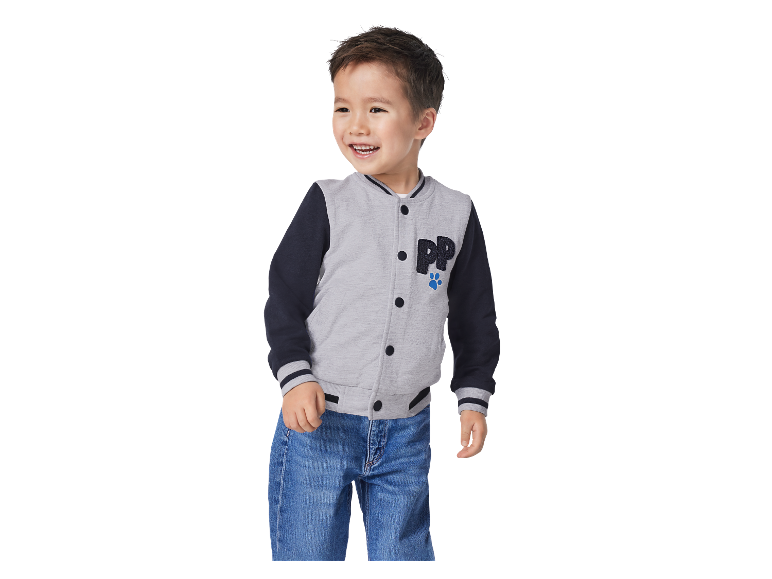Usmívající se chlapec v šedé a tmavě modré baseballové bundě Paw Patrol.