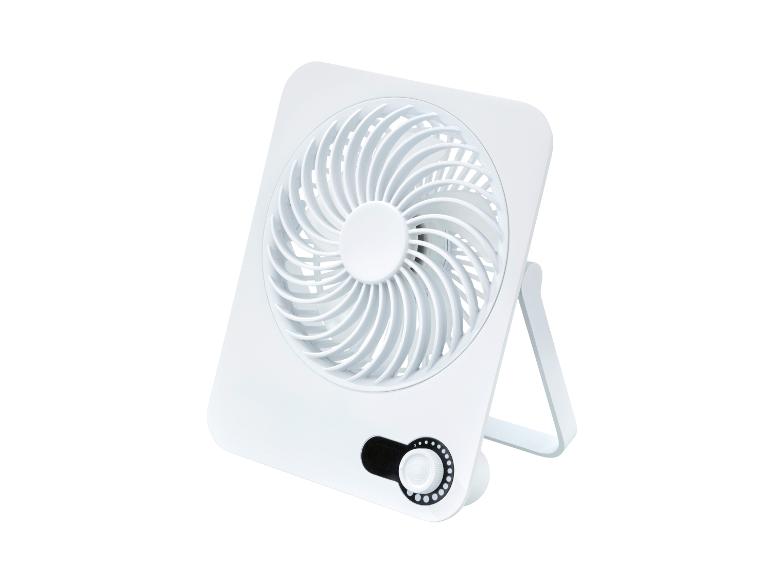 Bílý stolní ventilátor s regulátorem rychlosti na bílém pozadí.