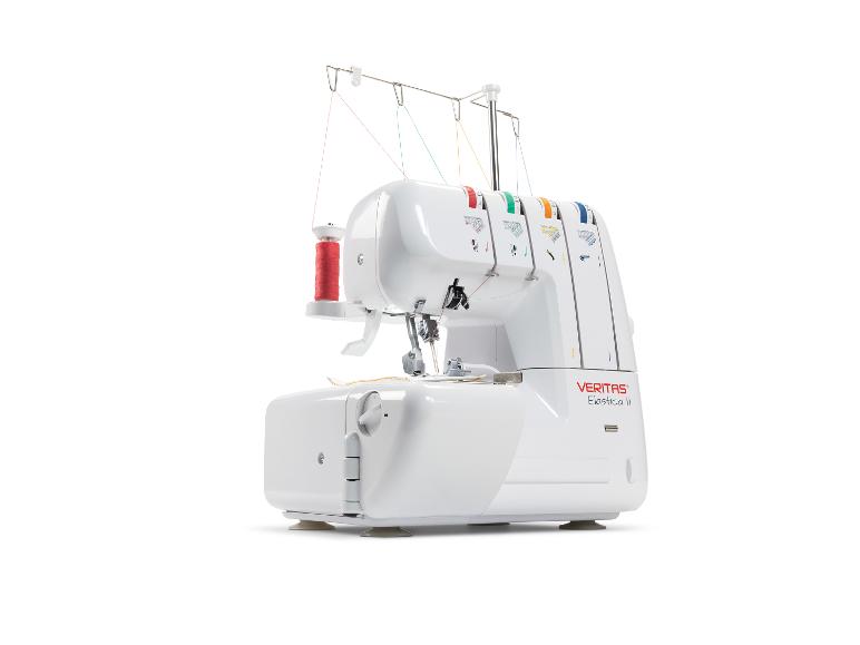 Bílý overlock šicí stroj se čtyřmi barevnými nitěmi na bílém pozadí.