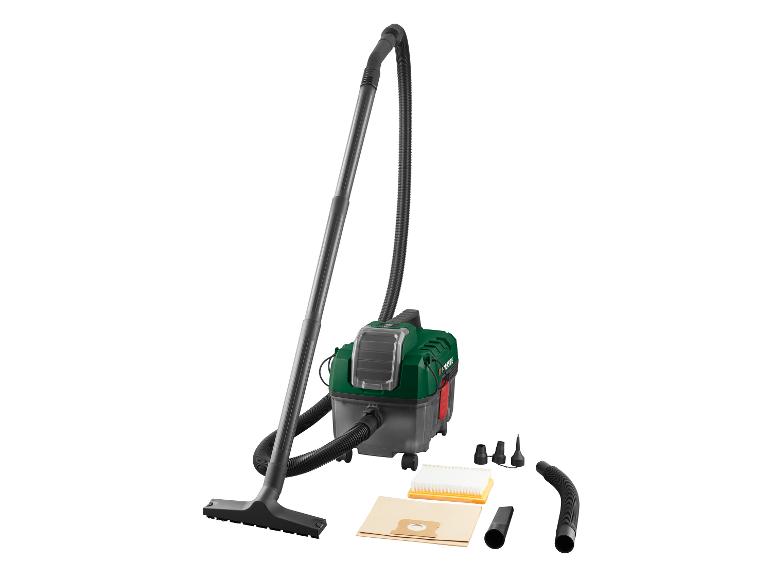 Mokro-suchý vysavač s příslušenstvím, včetně hadice, trysek a filtrů.