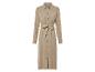 Béžové šaty s knoflíky, pásem a dlouhými rukávy.
