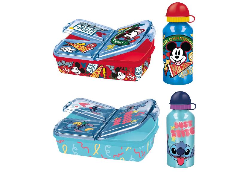 Dvě sady obědových boxů a lahví na vodu, jedna červená s Mickey Mousem, jedna modrá se Stitchem.