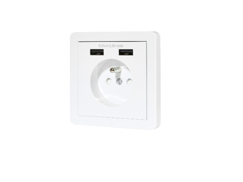 Bílá elektrická zásuvka se dvěma USB porty.
