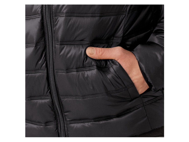 Černá prošívaná bunda na zip.