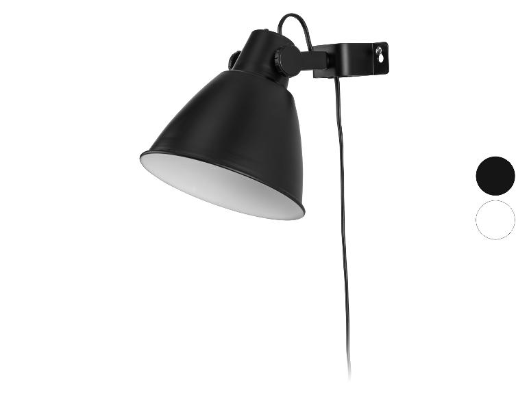 Černá, otočná nástěnná lampa s kabelem.
