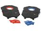 Dvě černé cornhole desky s červenými a modrými kruhy a odpovídajícími pytlíky s fazolemi.