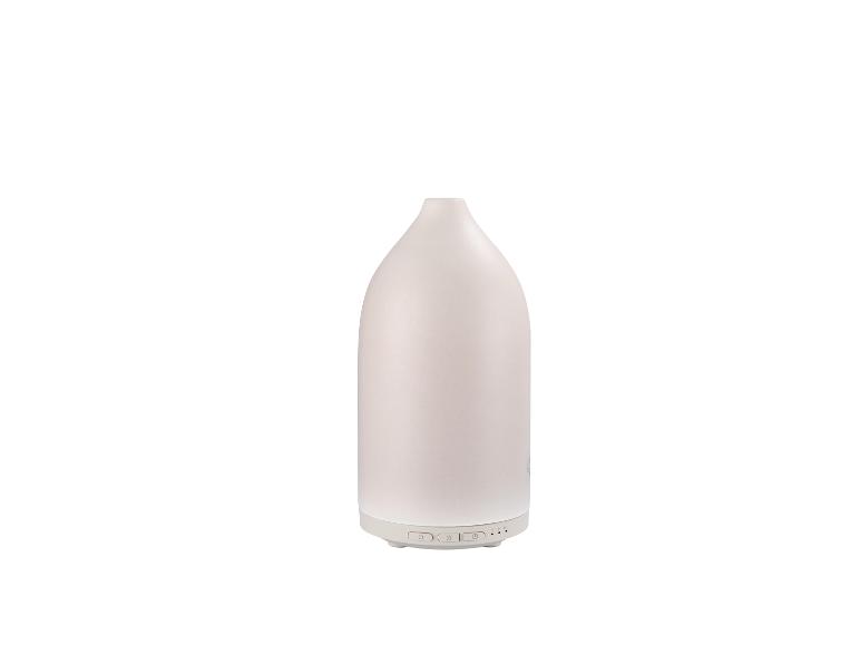 Bílý keramický zvlhčovač vzduchu s aromadifuzorem.