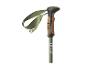 Zelená a černá trekingová hůl s korkovou rukojetí a poutkem.
