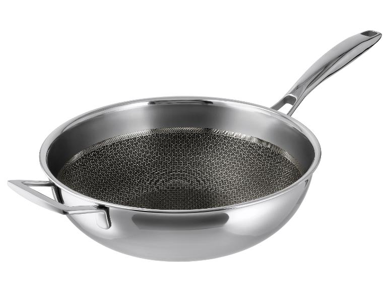 Wok pánev z nerezové oceli s dlouhou rukojetí a pomocnou rukojetí, s texturovaným vnitřkem.