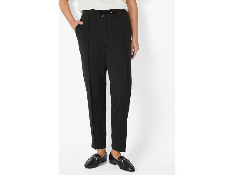Černé kalhoty a mokasíny: elegantní, ležérní styl.