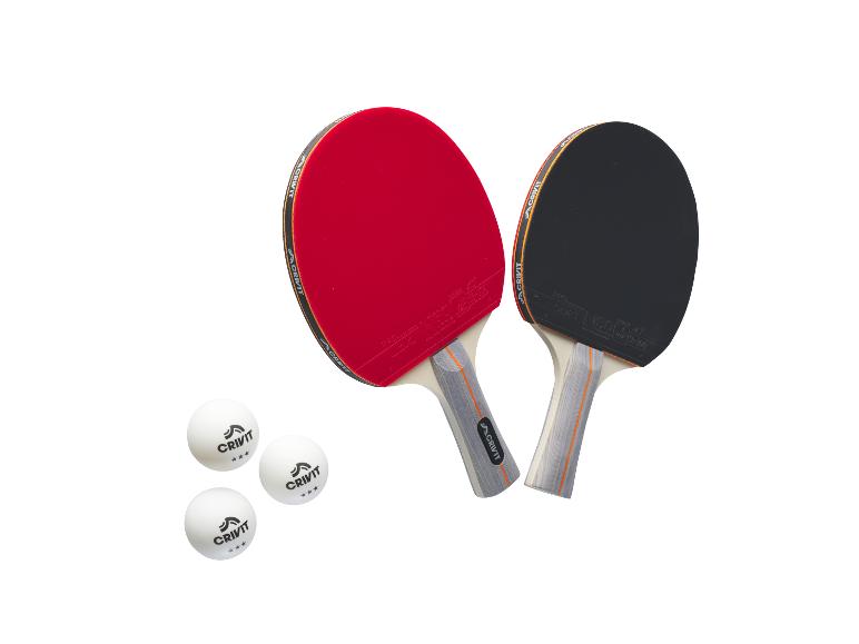 Dvě pálky na stolní tenis Crivit, jedna červená a jedna černá, se třemi bílými míčky Crivit.