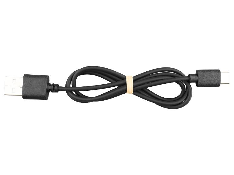 Černý USB kabel s koncovkami USB-A a USB-C, svázaný gumičkou.