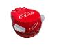 Červená konvice na vodu s logem Coca-Coly.