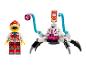 LEGO figurka s červenou čepicí a robotický pavouk s černýma nohama.