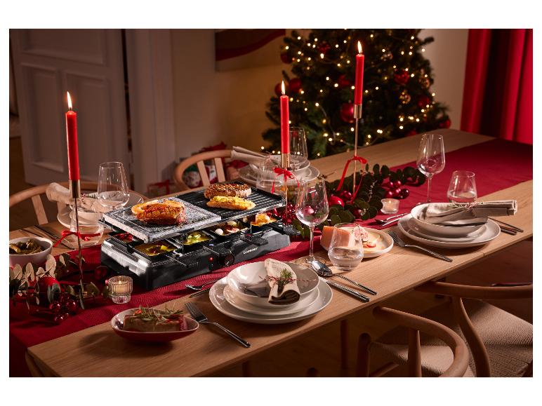Raclette gril s kamennou a grilovací deskou na vánočním stole s dekoracemi.
