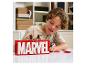 Chlapec si hraje s logem LEGO Marvel a minifigurkami Iron Mana, Black Widow a Captain America.