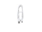 Bílý USB kabel pro nabíjení zařízení s konektorem Lightning.
