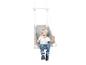 Usměvavý blonďatý chlapec sedí v šedé látkové houpačce.
