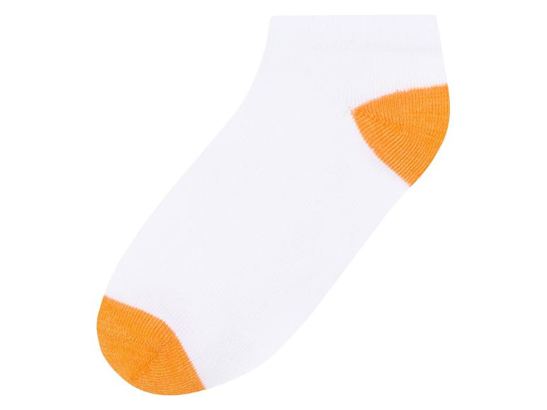 Bílé ponožky nad kotníky s oranžovými detaily.