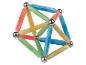 Barevná magnetická hračka s tyčinkami a kuličkami, tvořící geometrickou strukturu.