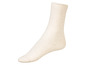 Pár krémových ponožek s žebrovaným vzorem.